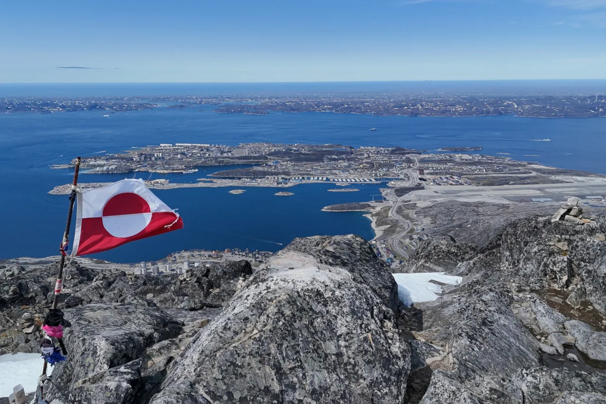 El gobierno y la mayoría de la población de Groenlandia han expresado que no desean convertirse en parte de los Estados Unidos. Encuestas recientes indican que aproximadamente 85% de los groenlandeses rechazan la idea de ser ciudadanos estadounidenses o de que su territorio sea anexado por Estados Unidos - Foto: Quintin Soloviev