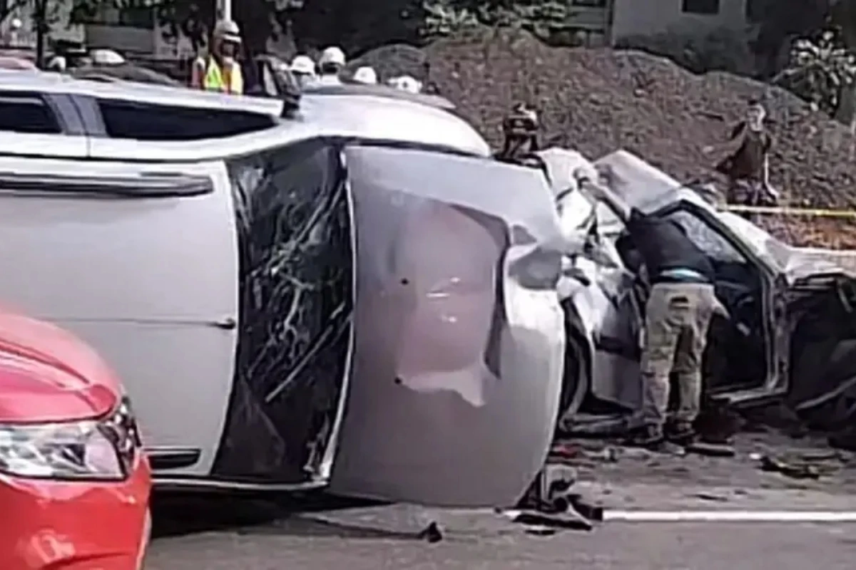 Un nuevo video muestra el robo previo a la persecución que terminó en un accidente fatal en la avenida 68 con calle 72, en Bogotá, donde murieron dos adultos mayores y uno de los presuntos delincuentes - Foto: Captura de video