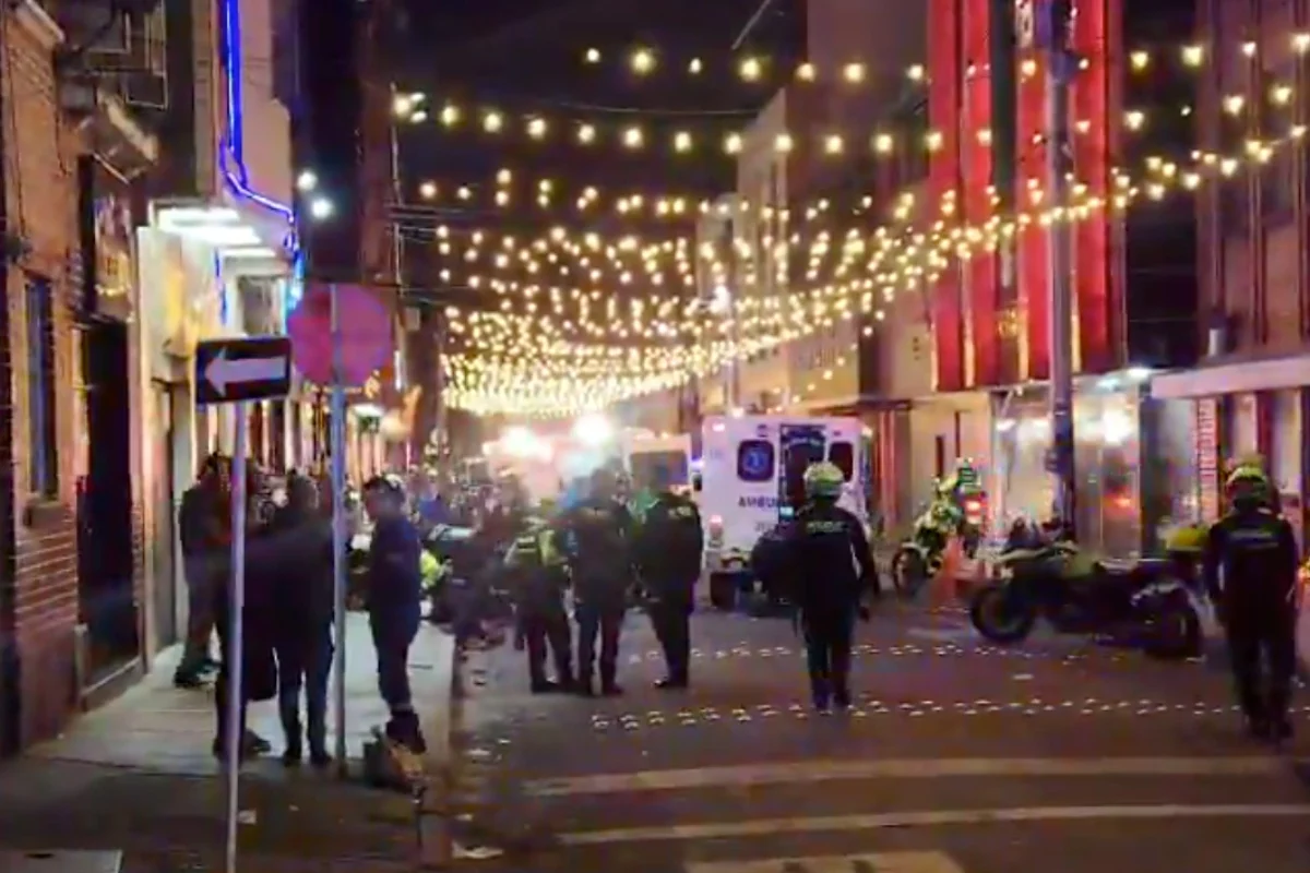 Un ataque con granada sacudió el barrio Santa Fe, en el centro de Bogotá, dejando un adulto mayor muerto y 14 personas heridas - Foto: Captura de video