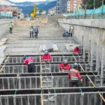 “Este deprimido cuando llegamos estaba en el 46 % y ya tiene un 66 % de avance. Se está trabajando en la construcción de las pantallas (muros de concreto reforzado, generalmente enterrados, que se construyen antes de excavar a profundidad) para lograr la resistencia y trabajar encima”, explicó el director del Instituto de Desarrollo Urbano (IDU), Orlando Molano - Foto: IDU