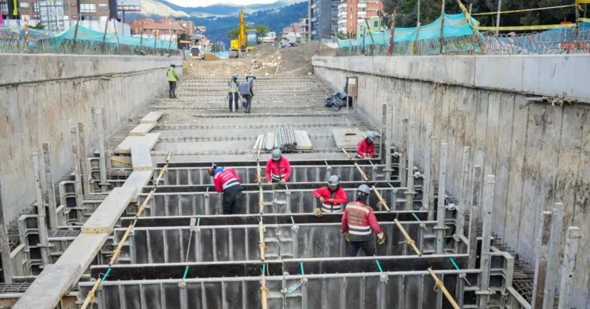 “Este deprimido cuando llegamos estaba en el 46 % y ya tiene un 66 % de avance. Se está trabajando en la construcción de las pantallas (muros de concreto reforzado, generalmente enterrados, que se construyen antes de excavar a profundidad) para lograr la resistencia y trabajar encima”, explicó el director del Instituto de Desarrollo Urbano (IDU), Orlando Molano - Foto: IDU