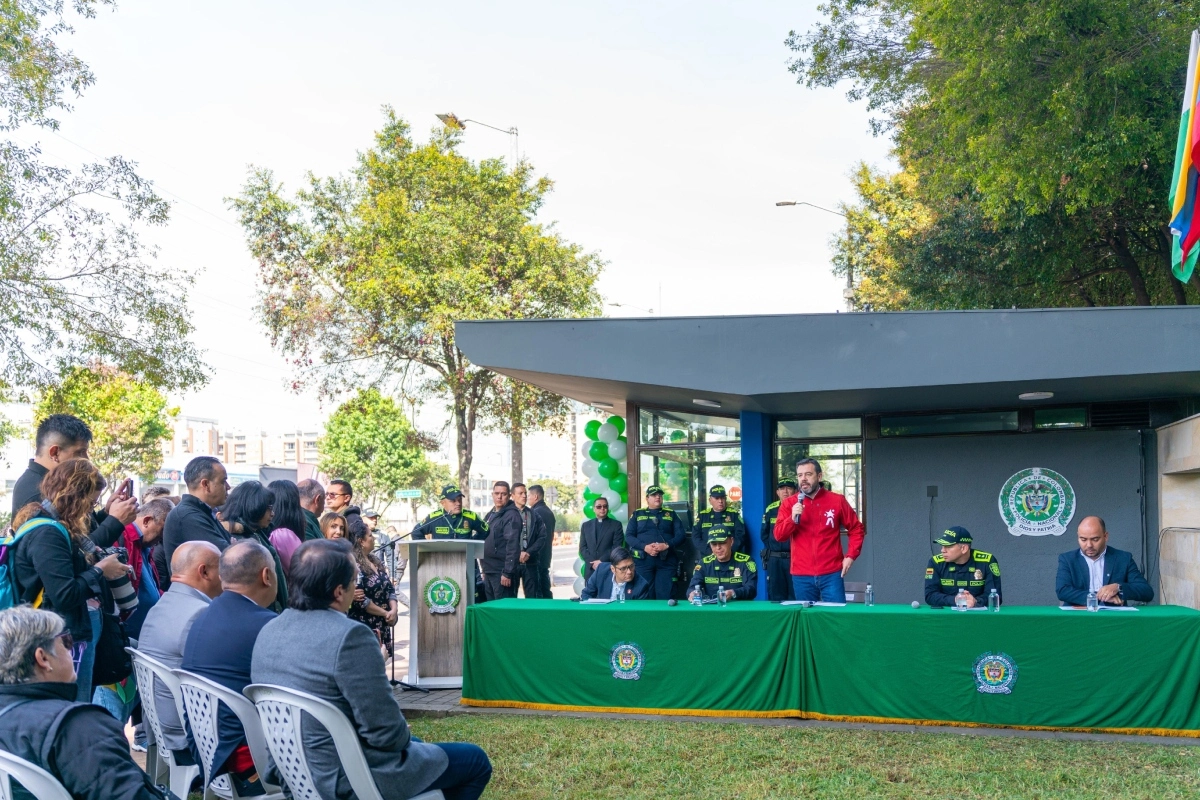 La Alcaldía de Bogotá puso en funcionamiento el CAI de la calle 80 en Engativá, cerrado durante 12 años. La reapertura refuerza la seguridad con más policías, motos y nuevos cuadrantes - Foto: @Bogota