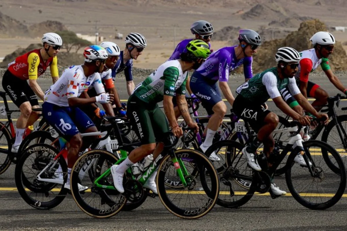Fernando Gaviria debutó con el equipo Caja Rural con un octavo puesto en la primera etapa del AlUla Tour 2026 - Foto: @CajaRural_RGA
