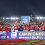 Independiente Santa Fe venció 3-0 a Junior en El Campín y ganó la Superliga 2026. Con goles de Murillo, Rodallega y Bustos, el León levantó su quinto título - Foto: @SantaFe