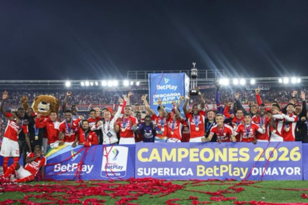 Independiente Santa Fe venció 3-0 a Junior en El Campín y ganó la Superliga 2026. Con goles de Murillo, Rodallega y Bustos, el León levantó su quinto título - Foto: @SantaFe