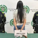 La mujer ingresaba inicialmente a los establecimientos para hacer vigilancia, movimientos del personal y posibles rutas de escape. Una vez confirmaba que el lugar era propicio para cometer el hurto, entregaba un arma de fuego a su pareja sentimental, quien ejecutaba el asalto - Foto: Secretaría de Seguridad