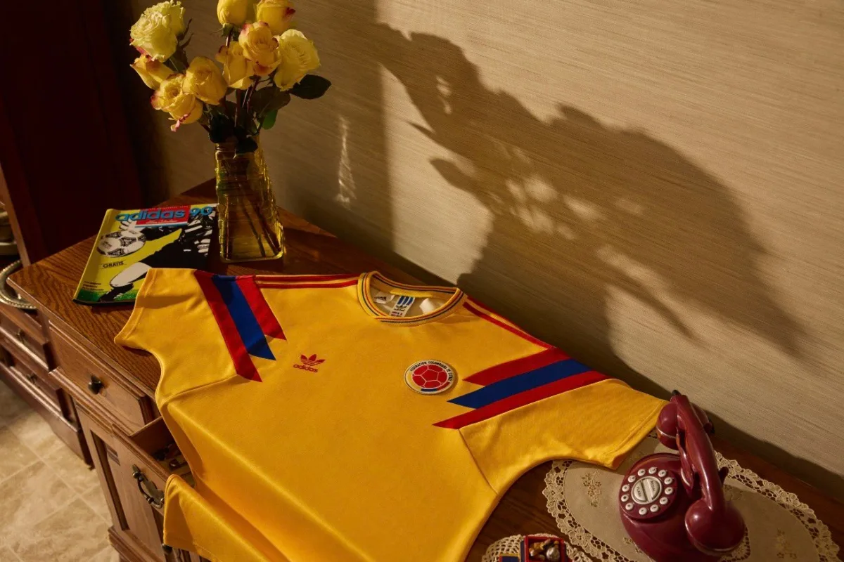 Adidas presentó una edición especial de colección de la Selección Colombia, inspirada en uno de los momentos más icónicos del fútbol colombiano - Foto: Redes sociales