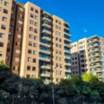 El propósito real del decreto es evitar que las variaciones del salario mínimo arrastren de forma automática y desproporcionada los precios de la vivienda, generando incertidumbre entre los compradores y dificultando la planificación financiera de hogares que buscan acceder a una vivienda propia - Foto: Ministerio de Vivienda