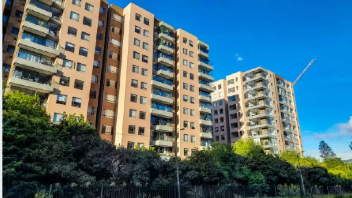 El propósito real del decreto es evitar que las variaciones del salario mínimo arrastren de forma automática y desproporcionada los precios de la vivienda, generando incertidumbre entre los compradores y dificultando la planificación financiera de hogares que buscan acceder a una vivienda propia - Foto: Ministerio de Vivienda