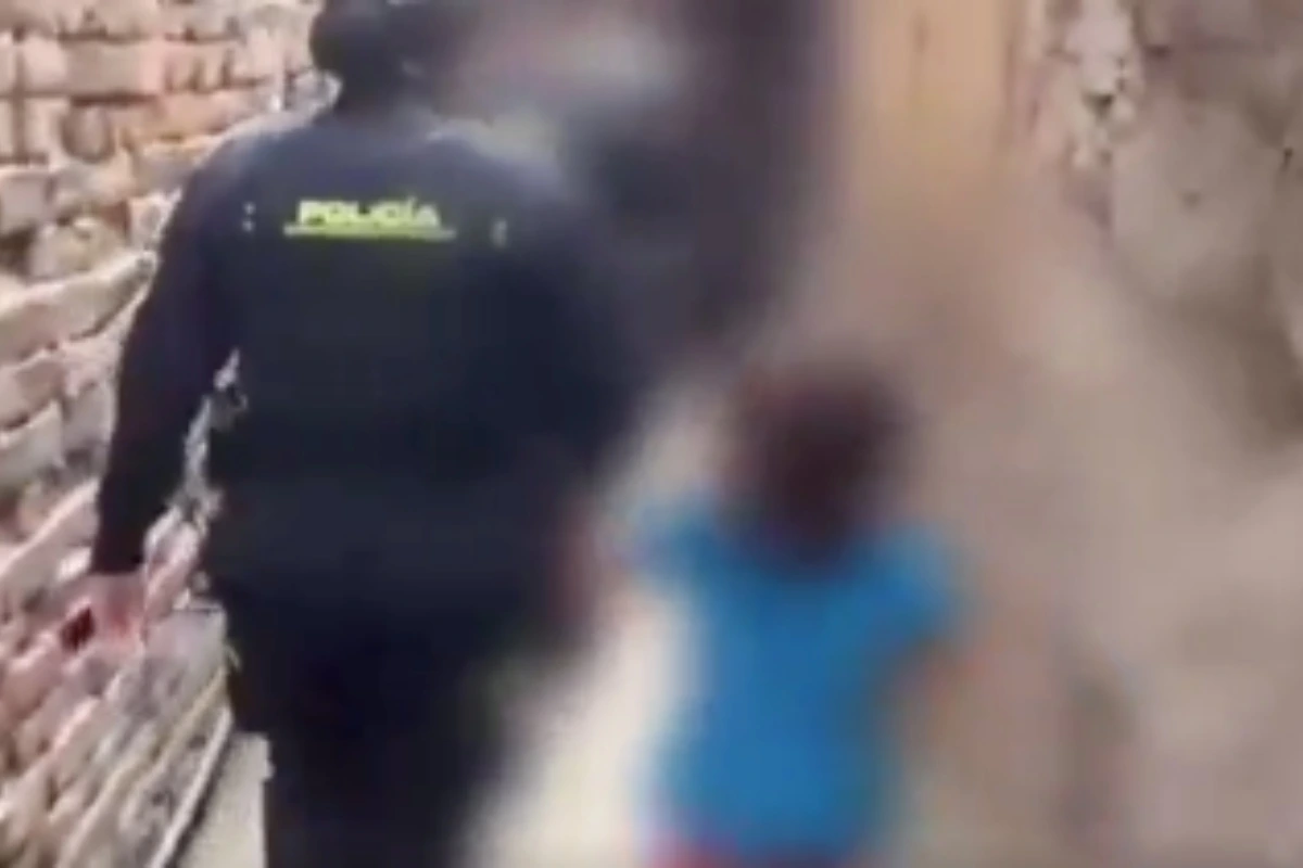 Dos niñas de la comunidad emberá, de 4 y 7 años, fueron rescatadas en el barrio Ricaurte, en Bogotá, tras una alerta ciudadana - Foto: Captura de video