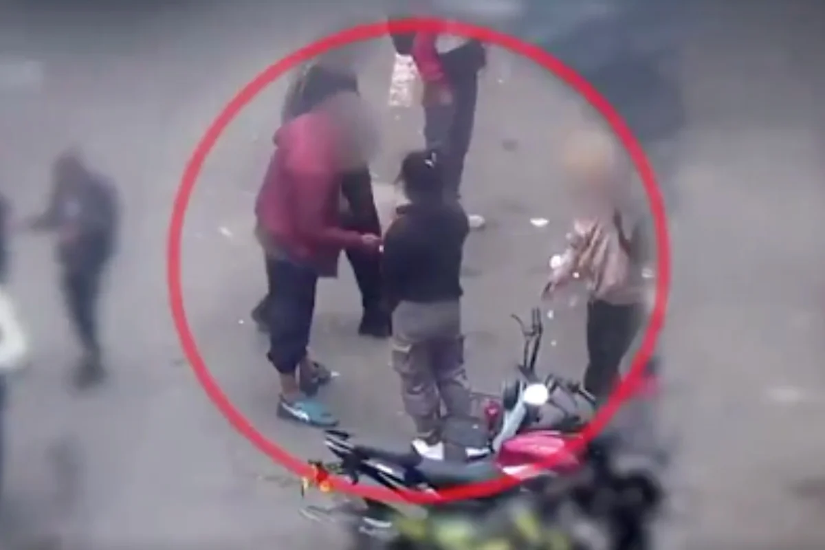 La Policía Metropolitana de Bogotá capturó a una mujer señalada de microtráfico en el centro de la ciudad, tras un operativo apoyado en cámaras del CAD y patrullas en terreno- Foto: Captura de video
