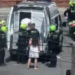 Una riña en Fontibón activó la reacción de la Policía tras una alerta del sistema de videovigilancia. Un hombre fue capturado por violencia intrafamiliar y una mujer tenía orden judicial por extorsión - Foto: Captura de video