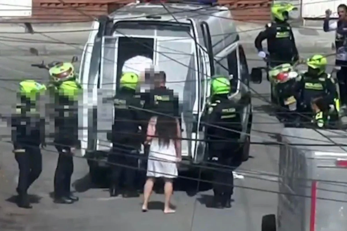 Una riña en Fontibón activó la reacción de la Policía tras una alerta del sistema de videovigilancia. Un hombre fue capturado por violencia intrafamiliar y una mujer tenía orden judicial por extorsión - Foto: Captura de video
