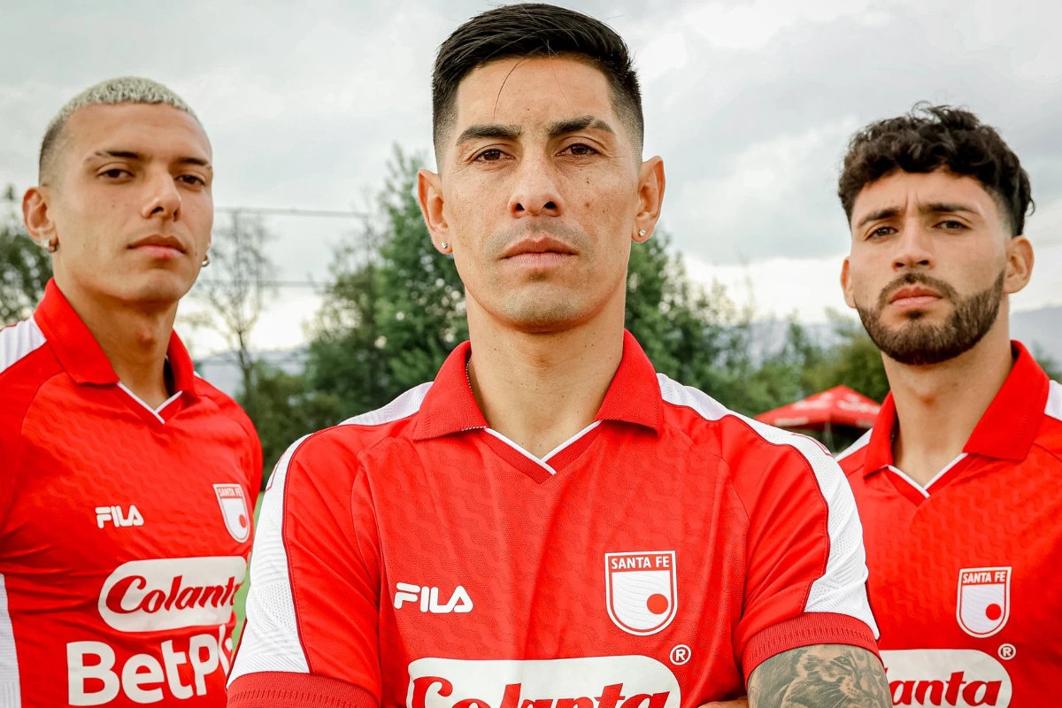 Luego del empate con Junior en la ida de la Superliga BetPlay, independiente Santa Fe presentó oficialmente sus nuevas camisetas para la temporada 2026 - Foto: @SantaFe
