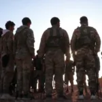 El acuerdo, divulgado por medios estatales sirios y confirmado por líderes de ambos bandos, contempla la retirada de las unidades de la SDF hacia el este del río Éufrates como paso inicial para su reorganización y eventual integración en las estructuras militares del Estado sirio - Foto: X/@SDF_Syria