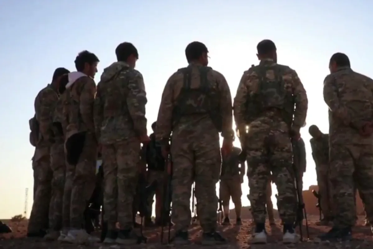 El acuerdo, divulgado por medios estatales sirios y confirmado por líderes de ambos bandos, contempla la retirada de las unidades de la SDF hacia el este del río Éufrates como paso inicial para su reorganización y eventual integración en las estructuras militares del Estado sirio - Foto: X/@SDF_Syria