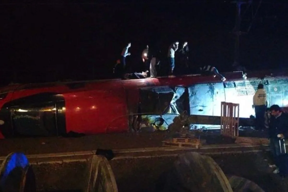 La Comisión de Investigación de Accidentes Ferroviarios de España señaló que una posible fractura previa del carril pudo haber causado el descarrilamiento del tren Iryo - Foto: Redes sociales