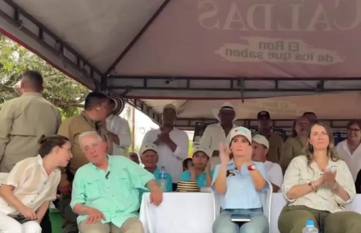 Desde sectores críticos, en cambio, se ha planteado que el video refleja una cultura política de intimidación frente a la disidencia, especialmente cuando proviene de ciudadanos jóvenes, y han exigido explicaciones públicas tanto del exmandatario como de la senadora Paloma Valencia - Foto: Captura Vídeo