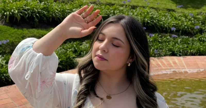 “AÚN” se presenta como una experiencia inmersiva y emocional, donde la voz y la interpretación toman el protagonismo absoluto. Es una canción que acompaña, que envuelve y que permite a cada oyente reconocerse desde su propia historia - Foto: Danny Guzmán