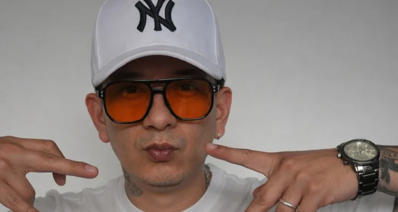 “Maldito Ayer” se mueve dentro del género urbano con influencias de reggaetón melódico y trap latino, logrando un equilibrio entre ritmo, emoción y modernidad - Foto: Colombia Music