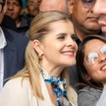 Fernández, de 39 años, obtuvo alrededor del 48,5 % de los votos válidos, por encima del mínimo del 40 % exigido por la Constitución costarricense para una victoria directa - Foto: X/@laurapresi2026