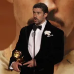 En su intervención, el artista enfatizó que “no somos salvajes, no somos animales, no somos extraterrestres, somos humanos y somos estadounidenses”, subrayando la humanidad de quienes enfrentan la política migratoria y las redadas - Foto: Pop Base