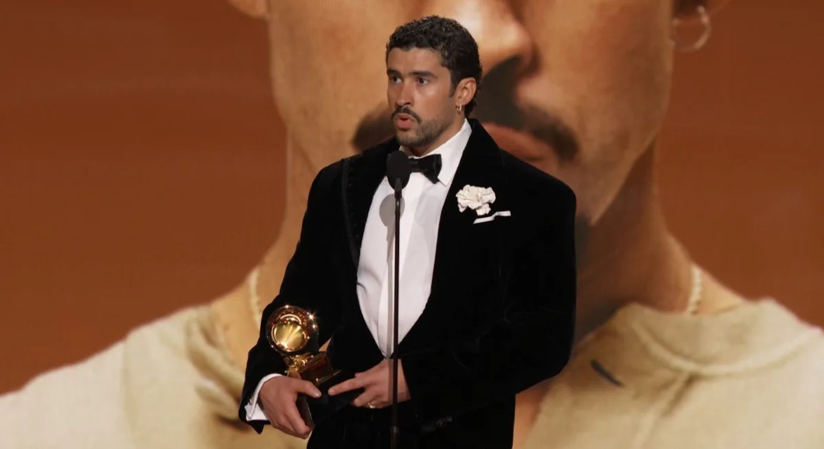 En su intervención, el artista enfatizó que “no somos salvajes, no somos animales, no somos extraterrestres, somos humanos y somos estadounidenses”, subrayando la humanidad de quienes enfrentan la política migratoria y las redadas - Foto: Pop Base