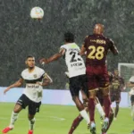 El juego se caracterizó por una ausencia de goles pese a varias aproximaciones de ambos equipos, con una lluvia que afectó el desarrollo del encuentro y dejó el marcador final en 0-0 - Foto: Ronald Cano