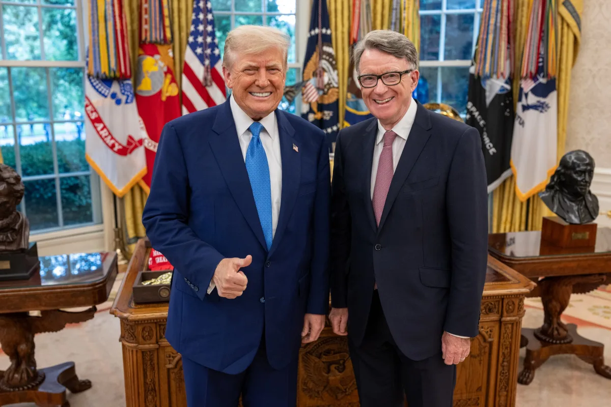 La renuncia se produce después de que Mandelson fuera despedido en septiembre de 2025 de su puesto como embajador en Washington, también debido a la controversia sobre sus vínculos con Epstein - Foto: UKinUSA