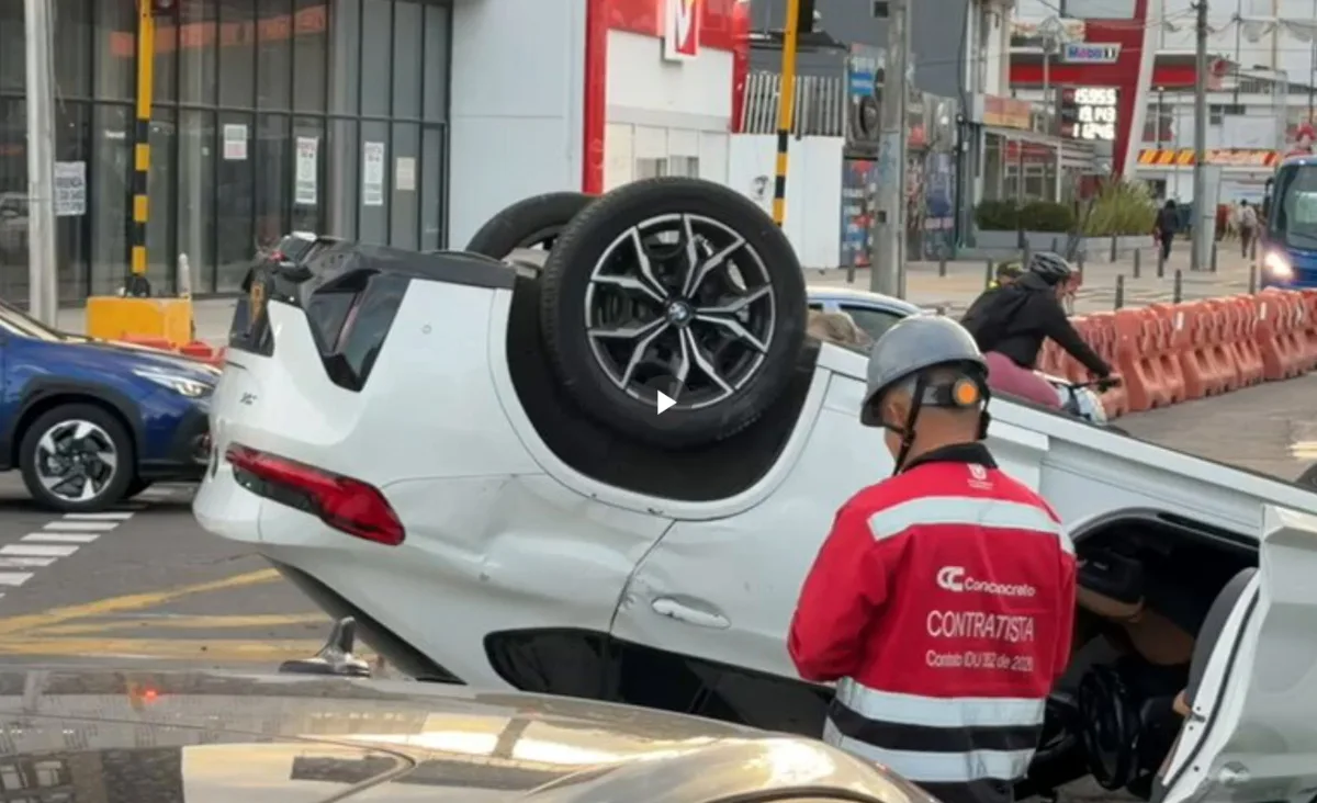 El volcamiento del automóvil se registró específicamente en la Calle 100 con Carrera 53, en sentido occidente-oriente. Esta dirección es particularmente concurrida por quienes se dirigen hacia el centro o el oriente de la ciudad - Foto: Captura vídeo