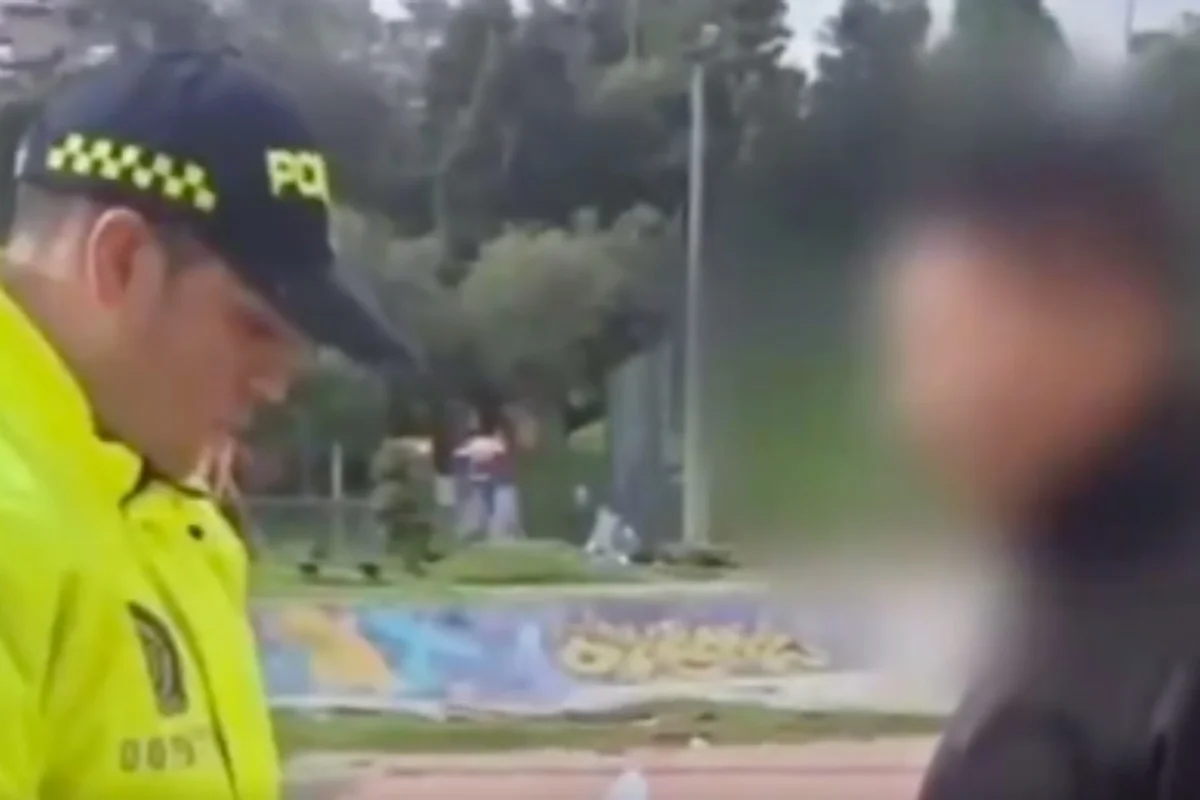 La Policía de Bogotá capturó a un hombre de 55 años señalado de abuso sexual reiterado contra una menor de 14 años - Foto: Captura de video