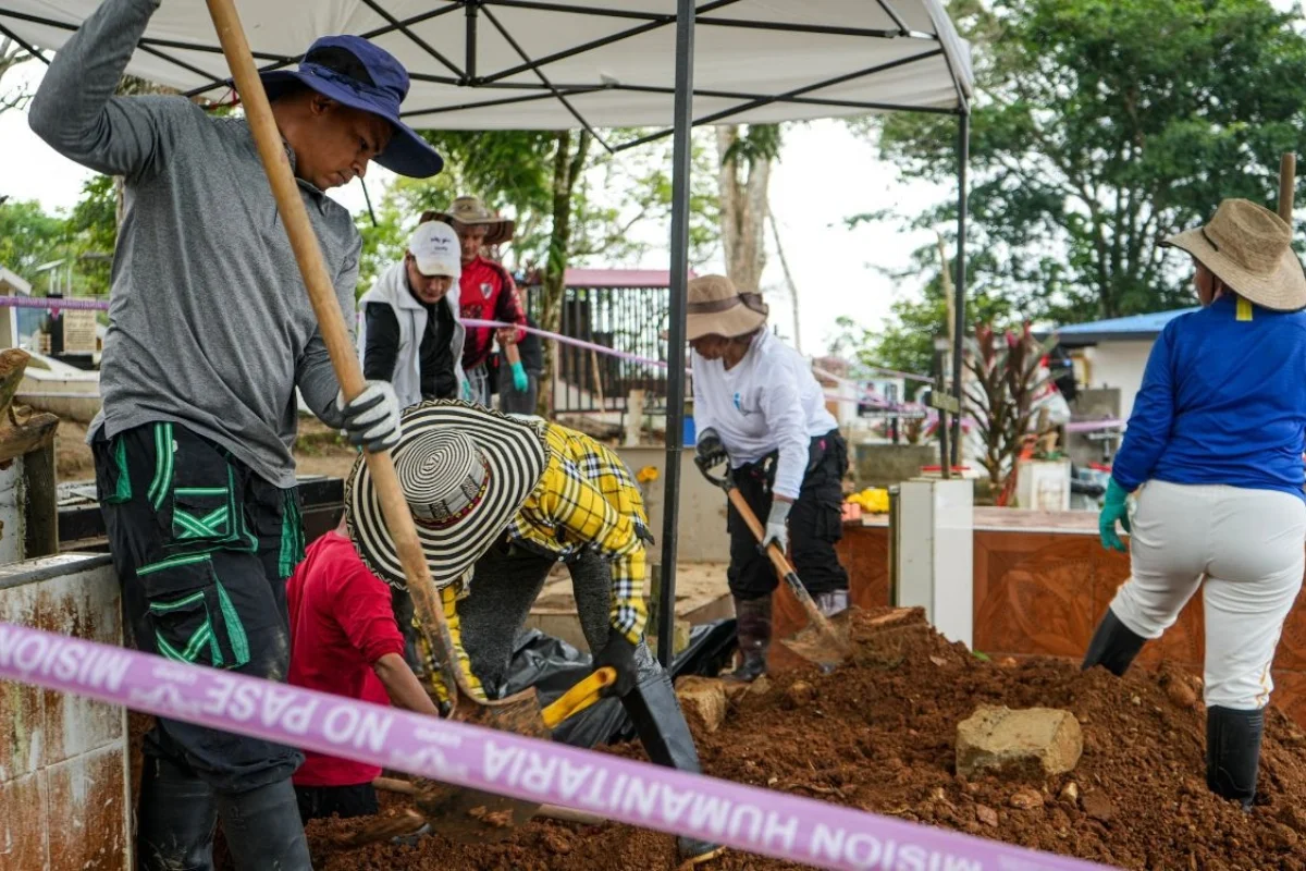 La Unidad de Búsqueda de Personas dadas por Desaparecidas (UBPD) recuperó 11 cuerpos en el cementerio de San Vicente del Caguán, Caquetá - Foto: @UBPDcolombia