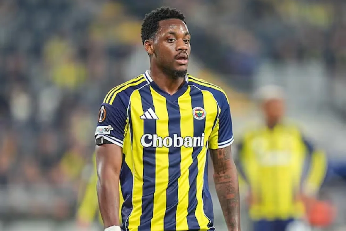 Jhon Durán deja el Fenerbahce tras conflictos internos y firmará con el Zenit. Su temperamento, actitud y dudas físicas marcaron una salida anticipada que vuelve a poner en cuestión su carrera en Europa - Foto: @Fenerbahce