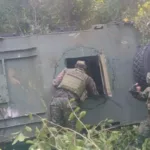 Un operativo del Ejército Nacional en Páez, Cauca, terminó en tragedia tras una asonada y un accidente vehicular que dejó un soldado muerto y 14 militares heridos - Foto: Cortesía