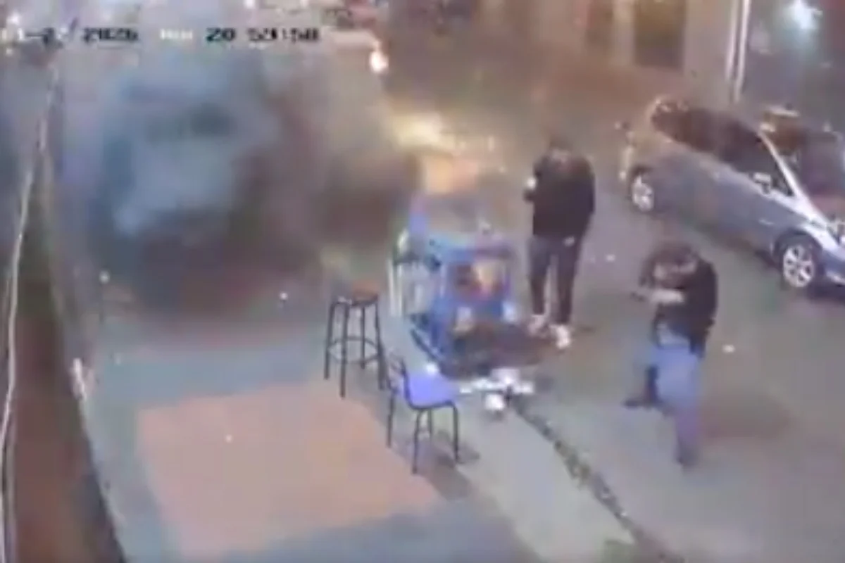 Un video revela el momento exacto del ataque con granada en el barrio Santa Fe, en Bogotá, que dejó un muerto y 13 heridos. Las autoridades avanzan en la investigación y analizan posibles hipótesis - Foto: Captura de video