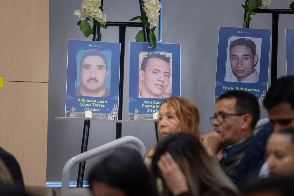 La JEP encabezó en Medellín un acto de reconocimiento de responsabilidad por falsos positivos en Antioquia - Foto: @JEP_Colombia
