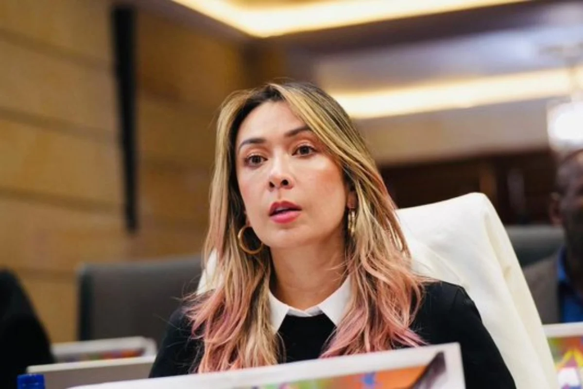 La representante Katherine Miranda denunció que familiares del ministro de Salud, Guillermo Alfonso Jaramillo, habrían recibido más de $3.000 millones en contratos estatales - Foto: @KatheMirandaP