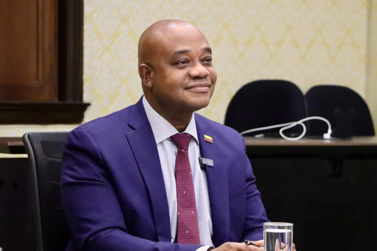 Luis Gilberto Murillo afirma que irá hasta la primera vuelta presidencial de mayo y se distancia de las consultas interpartidistas de izquierda y centro - Foto: Cancillería