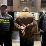 Gracias a la oportuna reacción de las patrullas de vigilancia de las zonas de atención, esta persona fue interceptada y capturada. Al solicitarle el permiso correspondiente para la tenencia de armas de fuego, manifestó no contar con la documentación exigida por la ley - Foto: Policía de Bogotá