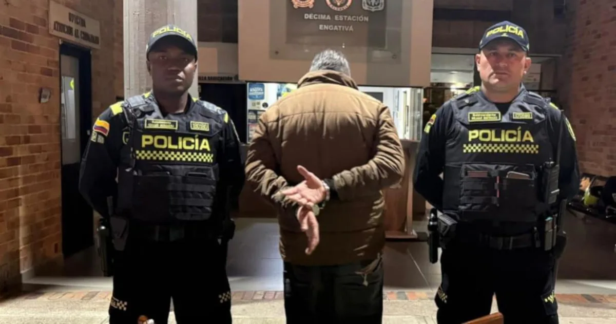 Gracias a la oportuna reacción de las patrullas de vigilancia de las zonas de atención, esta persona fue interceptada y capturada. Al solicitarle el permiso correspondiente para la tenencia de armas de fuego, manifestó no contar con la documentación exigida por la ley - Foto: Policía de Bogotá