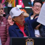 El presidente Gustavo Petro firmó un nuevo decreto que fija el salario mínimo 2026 en $2 millones tras la suspensión provisional del Consejo de Estado - Foto: @infopresidencia