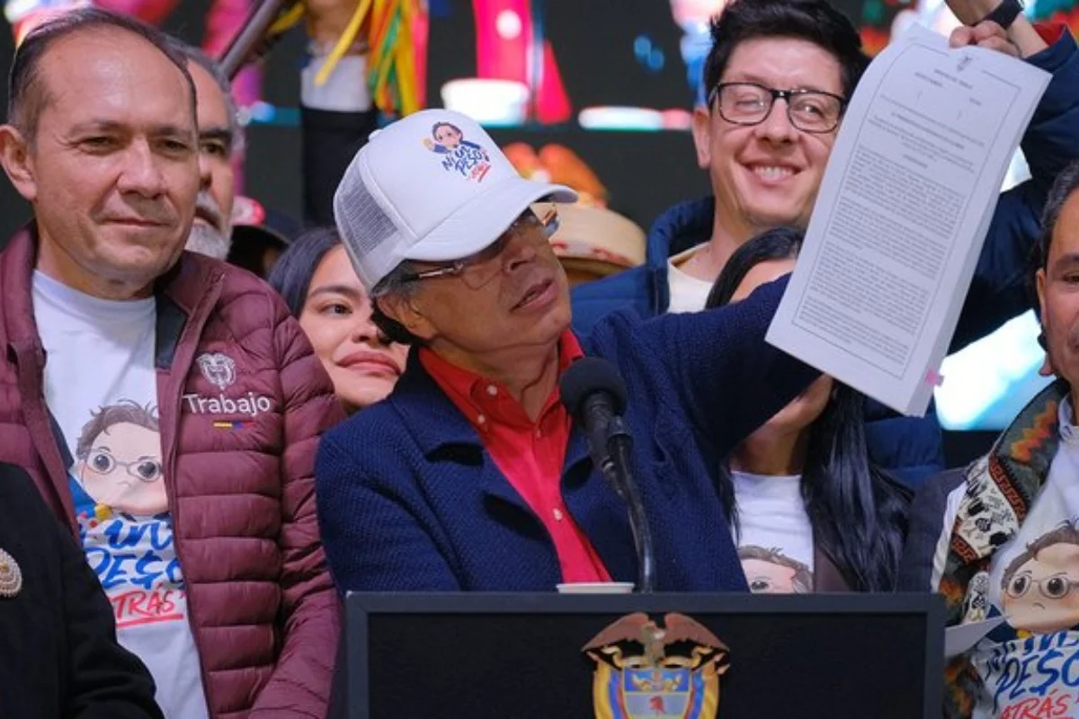 El presidente Gustavo Petro firmó un nuevo decreto que fija el salario mínimo 2026 en $2 millones tras la suspensión provisional del Consejo de Estado - Foto: @infopresidencia