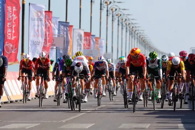 El Tour de Omán 2026 llega a su definición tras la victoria del noruego Erlend Blikra en la cuarta etapa. Dos colombianos, Diego Pescador y Nairo Quintana, están en el top 10 - Foto: @TEAMEMIRATESUAE