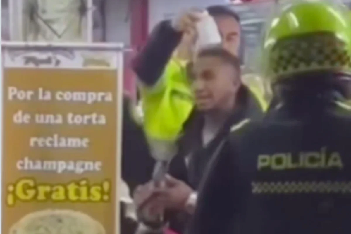 Denuncian presunto caso de abuso policial en Usme, Bogotá. Un joven asegura haber sido detenido, electrocutado con un táiser y agredido por uniformados - Foto: Captura de video