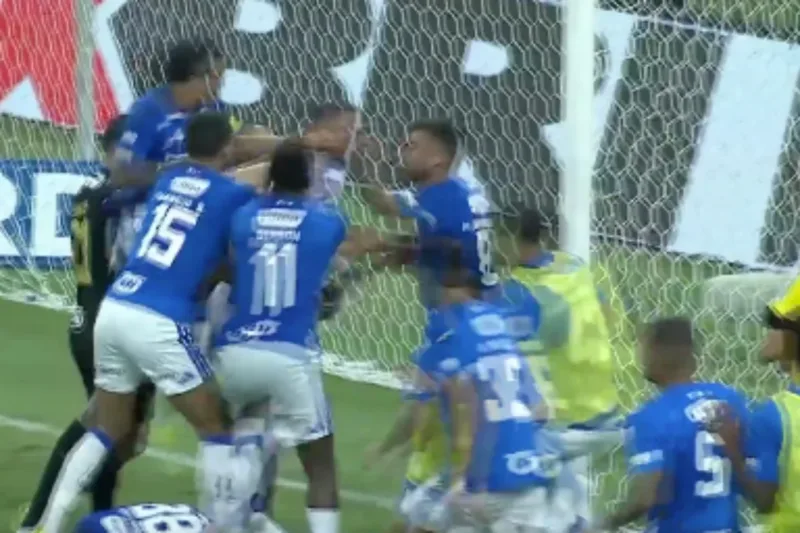 La final del Campeonato Mineiro 2026 entre Cruzeiro y Atlético Mineiro terminó en un escándalo histórico: una pelea masiva dejó 23 expulsados en el estadio Mineirão - Foto: Captura de video