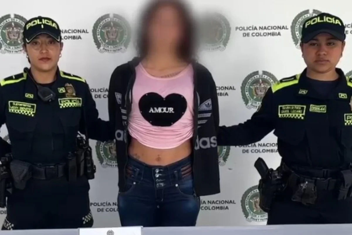 Una mujer de 21 años fue capturada en Soacha tras atacar con una sustancia química a una funcionaria en la estación San Mateo de TransMilenio - Foto: @PoliciaSoacha_