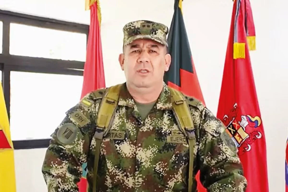 La Procuraduría General de la Nación decidió no prorrogar la suspensión del general Juan Miguel Huertas y del subdirector de la DNI, Wilmar Mejía - Foto: Redes sociales