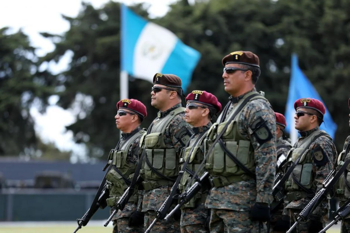 Guatemala anuncia el levantamiento del embargo militar impuesto por Estados Unidos desde 1977. El gobierno de Bernardo Arévalo inicia gestiones para comprar armas, aviones y equipamiento militar - Foto: Redes sociales