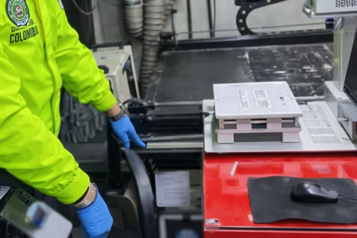 Autoridades en Bogotá realizaron operativos contra el contrabando y la falsificación de productos tecnológicos - Foto: Cortesía