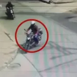 Policía capturó a motoladrón en Bosa, Bogotá, con 11 celulares robados y un arma traumática - Foto: Captura de video